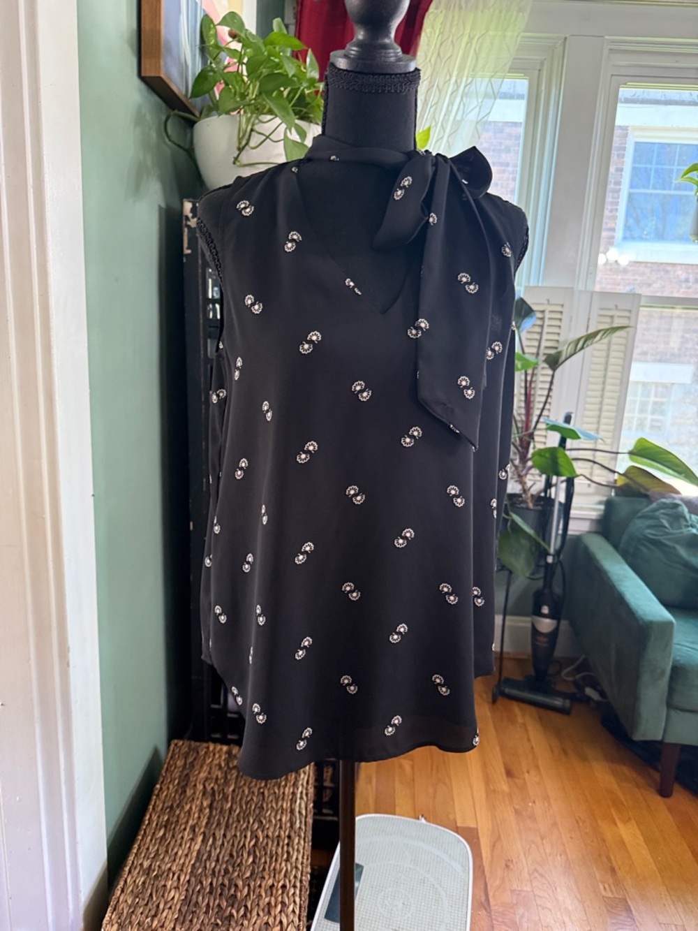 Ann Taylor Sleeveless Black Bow-Neck Print Top